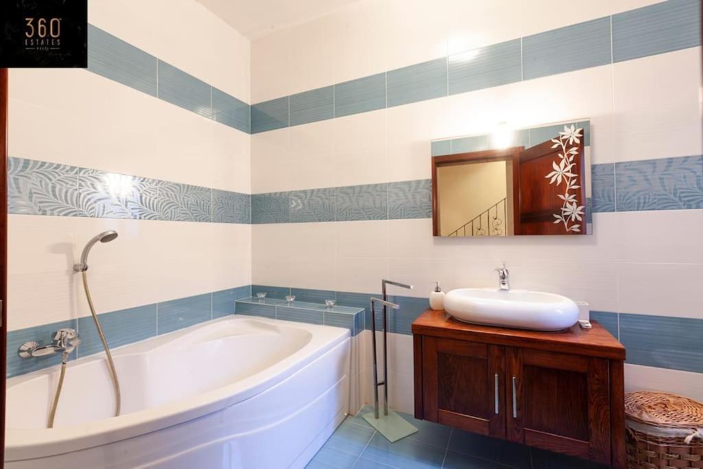 Beautiful, Typical Maltese 4Br Home With Roof Top By 360 Estates Sliema Kültér fotó
