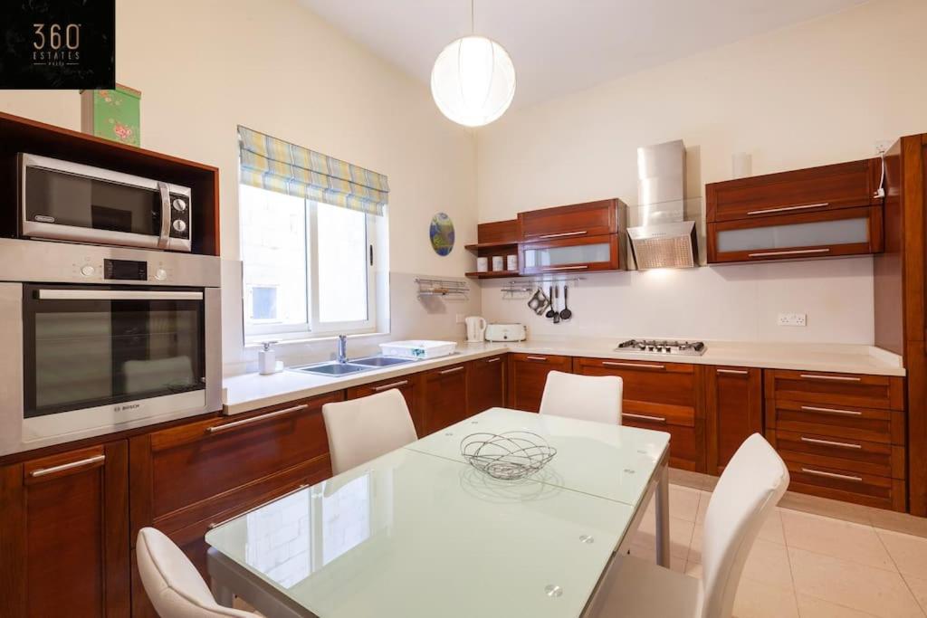 Beautiful, Typical Maltese 4Br Home With Roof Top By 360 Estates Sliema Kültér fotó