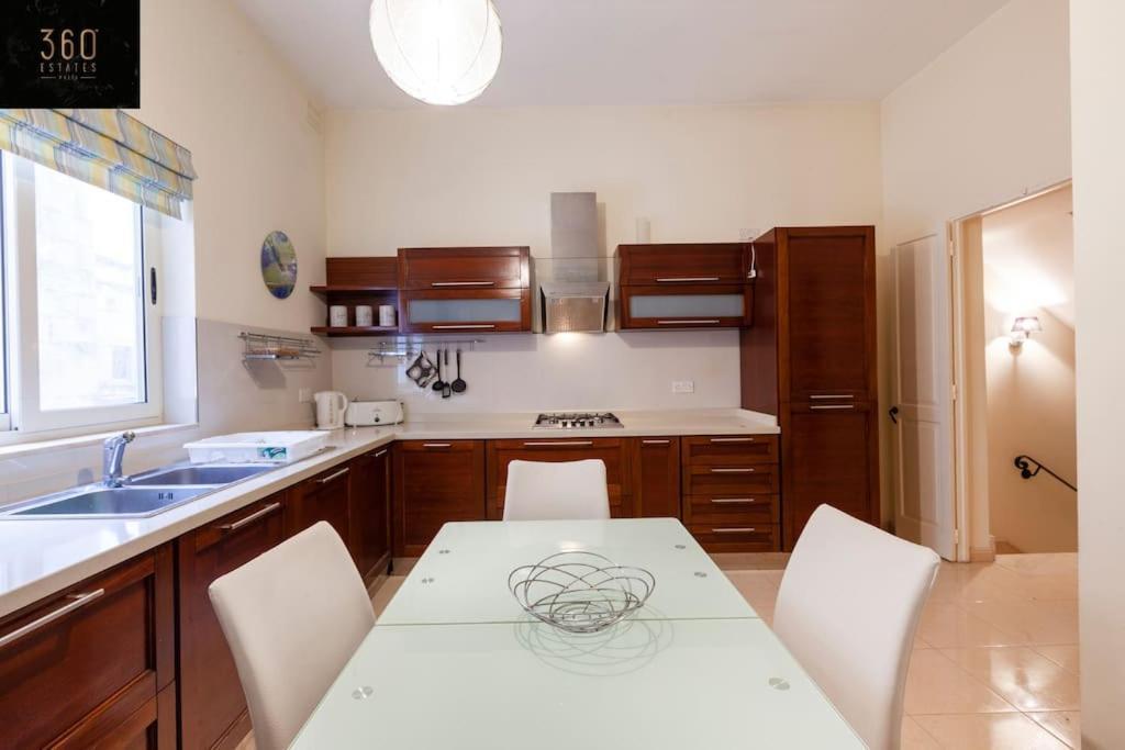 Beautiful, Typical Maltese 4Br Home With Roof Top By 360 Estates Sliema Kültér fotó